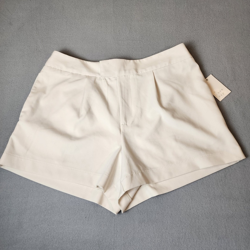 A New Day Womens High-Rise Pleated Dress Shorts Cream Off-White Size 14 NWT